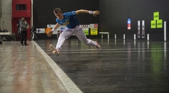 Mariezkurrena intenta levantar una pelota en el ancho (Jon URBE / FOKU)