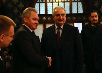 El ministro de Defensa ruso, Sergei Shoigu, recibe al mariscal libio Jalifa Haftar. (AFP)