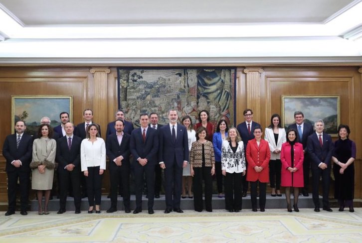 El nuevo Gobierno español, junto a Felipe de Borbón. (@desdelamoncloa)