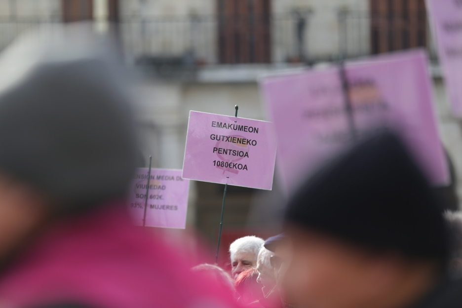 Emakumeentzako 1.080 euroko gutxieneko soldata eskatu dute. (Endika PORTILLO / FOKU)