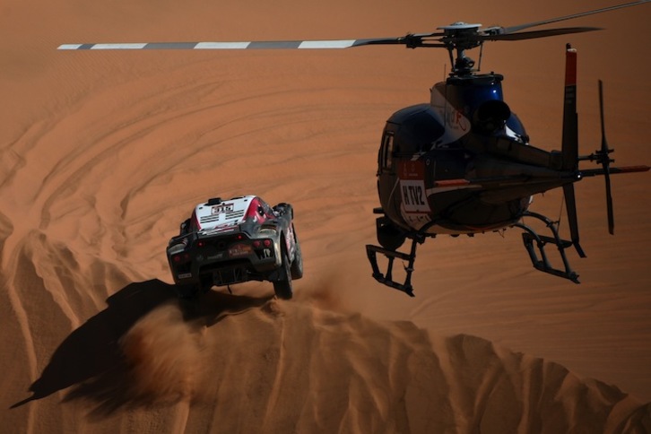 Serradori, seguido de cerca por el helicóptero (Franck FIFE / AFP)