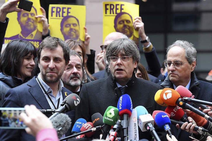 Comín, Puigdemont y Torra, a su llegada a la sede del Parlamento Europeo en Estrasburgo. (Frederick FLORIN/AFP)