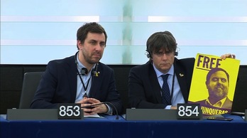 Comín y Puigdemont, en sus escaños. (Carles Puigdemont Twitter)
