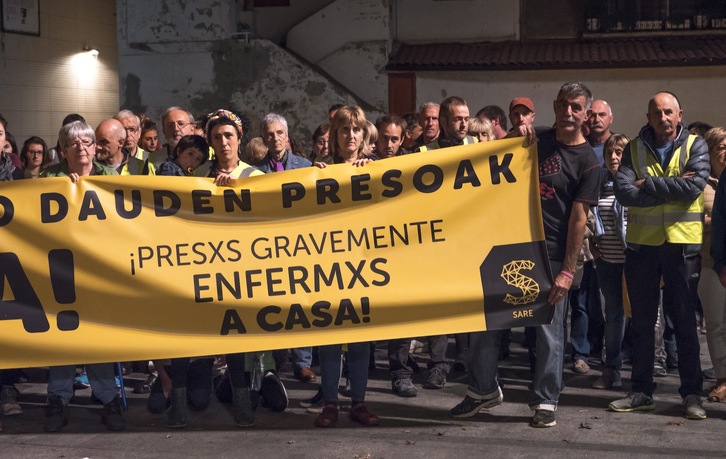 Gaixo dauden presoen egoera salatzeko ekimena, Fernandez Iradiren herrian, Lasarte-Orian. (Andoni CANELLADA)