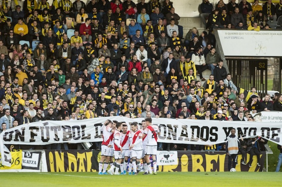 Lasesarre aprovechó la ocasión para protestar contra el "fútbol moderno" (Monika DEL VALLE / FOKU)