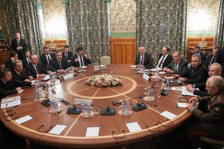 Las delegaciones rusa y turca, ayer en Moscú. (Pavel GOLOVKIN-AFP) 