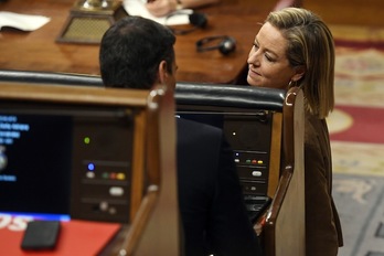 Oramas conversa con Sánchez tras anunciar su no. (Pierre Philippe MARCOU | AFP)