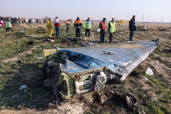 Fragmentos del avión abatido cerca del aeropuerto de Teherán. (Akbar TAVAKOLI | AFP)