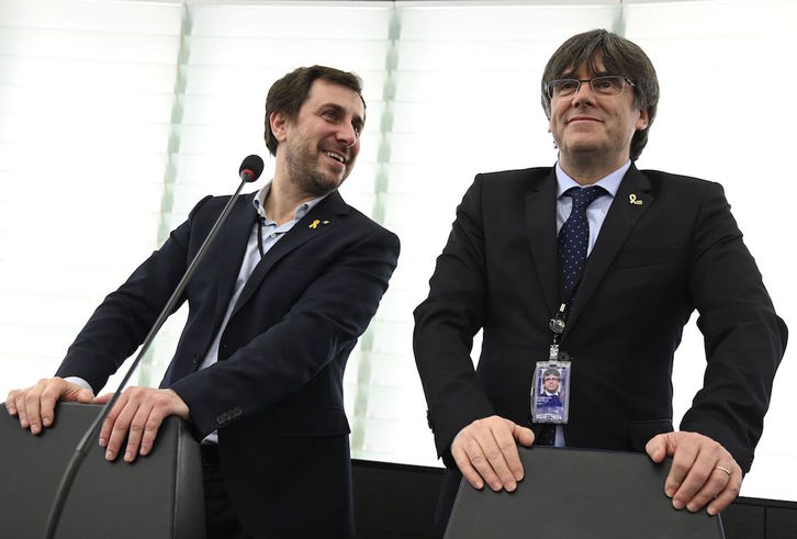 Toni Comín y Carles Puigdemont, en sus escaños de eurodiputados. (Frederick FLORIN/AFP)