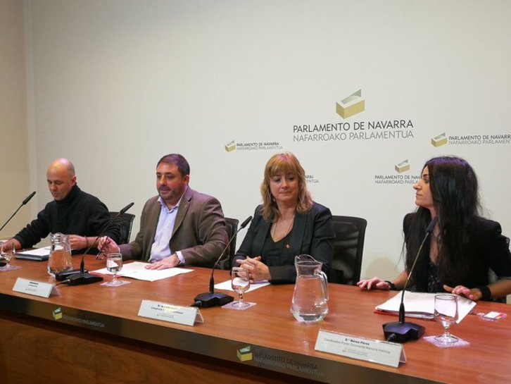 Fernando Mendiola (UPNA), Unai Hualde (presidente del Parlamento), la consejera Ana Ollo y Nerea Pérez (UPNA), en la presentación de la web hoy en Iruñea. (@MartxeloDiaz)