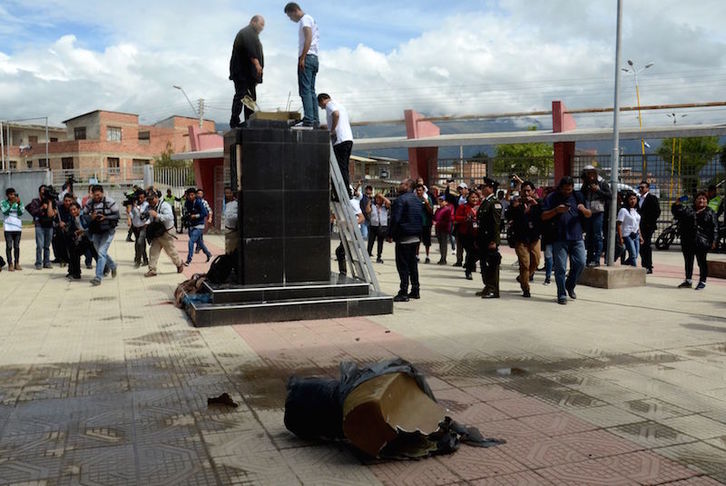 El busto del depuesto presidente Evo Morales, que desde el pasado diciembre permanecía tapado con un bolsa negra, fue derribado el pasado lunes. (STR/AFP)