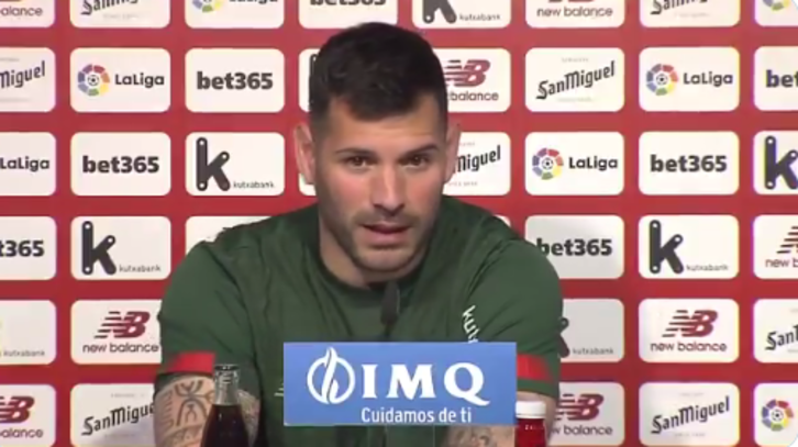 Herrerín en la sala de prensa de Lezama tras el entrenamiento matinal. (@AthleticClub)