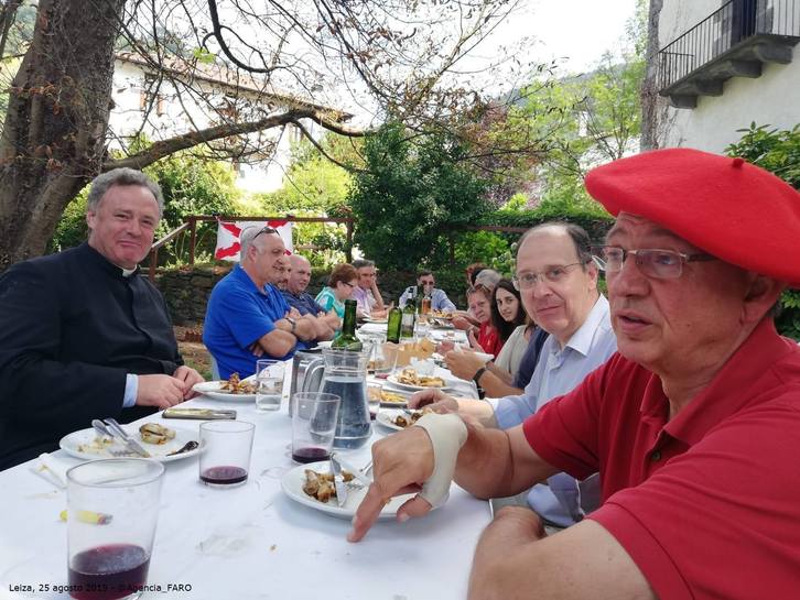 Comida polémica en Leitza, con Iriarte y Pérez al fondo del lado izquierdo. (Agencia FARO)