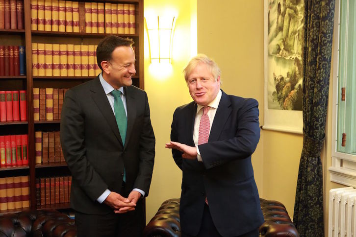 El primer ministro irlandés, Leo Varadkar, con su homólogo británico, Boris Johnson, ayer. (AFP)