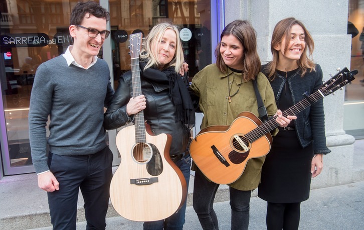 Aurora Beltran y Carmen Boza, en el centro, en la presentación del ciclo. (Luis JAUREGIALTZO / FOKU)