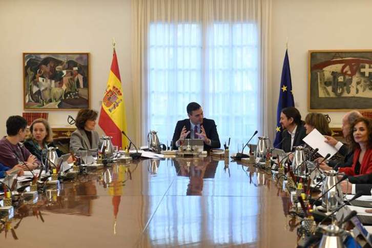 El presidente español, Pedro Sánchez, durante la reunión con los ministros. (P. MARCOU/AFP)