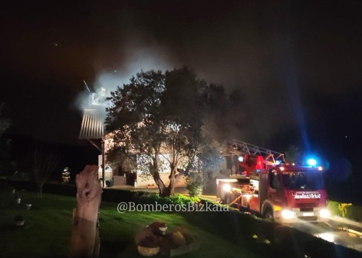 Los bomberos trabajan en el incendio del caserío en Nabarniz. (@BomberosBizkaia)