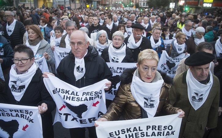 Familiares, en la manifestación del sábado en Bilbo. (Luis JAUREGIALTZO | FOKU)