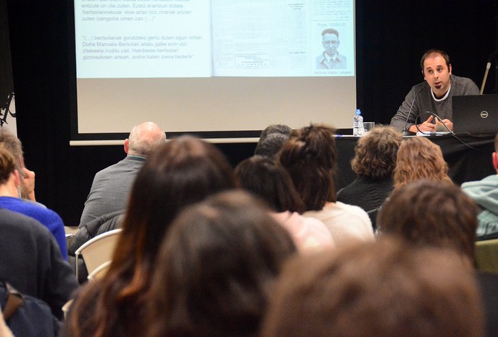 Antxoka Agirreri doktore aitortza eman dio egin berri duen tesiak. (Mintzola)