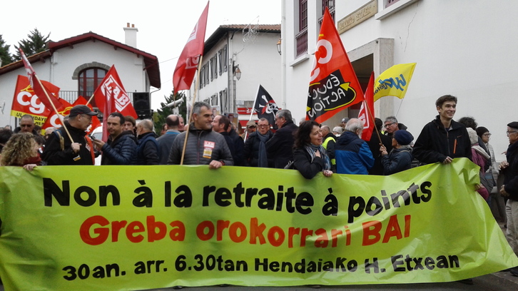 Gaurko mobilizazioan U30eko greba deialdia zabaldu du Ipar Euskal Herriko LAB sindikatuak. (Naiz)