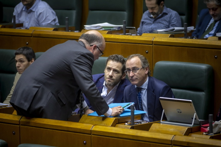 Carmelo Barrio conversa con Borja Sémper y Alfonso Alonso en el Parlamento de Gasteiz. (Jaizki FONTANEDA / FOKU)