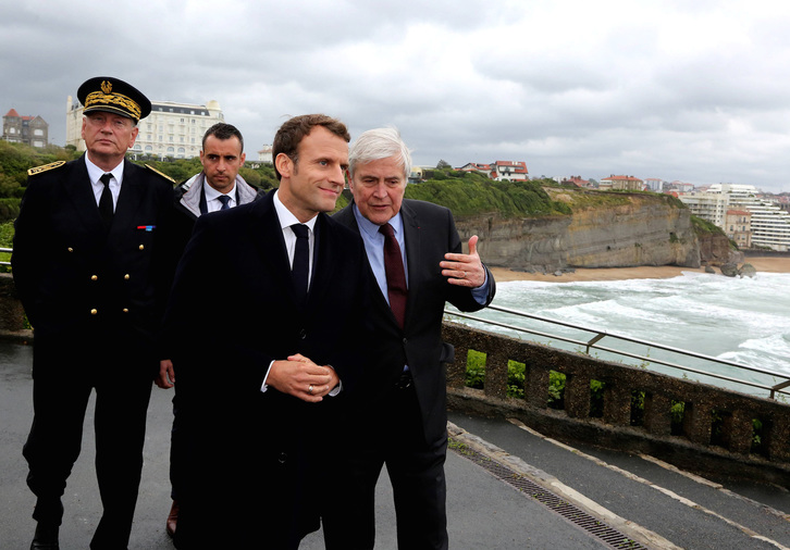 El alcalde Michel Veunac ameniza un paseo de Macron por Biarritz, en mayo de 2017. (Jean-Daniel CHOPIN)