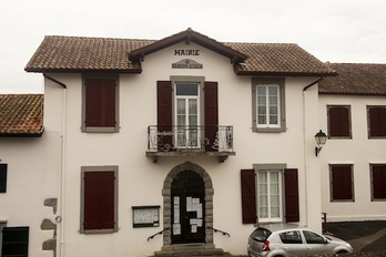 A Iholdy, B. Cachenaut est maire depuis 1995. © Guillaume FAUVEAU