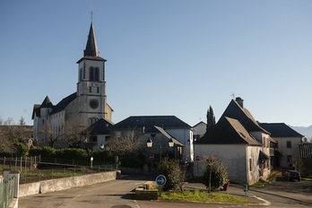 Entrée au village d'Esquiule, en Soule. © Guillaume FAUVEAU