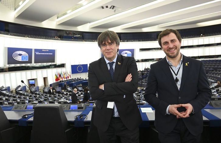 Puigdemont y Comín, en el Parlamento Europeo. (Frederick FLORIN / AFP)