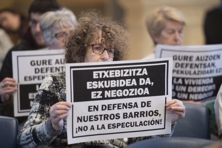 Vecinos y vecinas de Donostia protestaron con carteles en el pleno en el que se aprobó la ordenanza de pisos turísticos. (Juan Carlos RUIZ / FOKU)