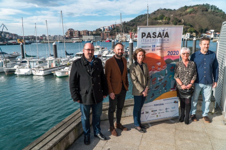 Jaialdiaren antolakuntzan parte hartzen duten erakundeen ordezkariak. (Andoni CANELLADA / FOKU)