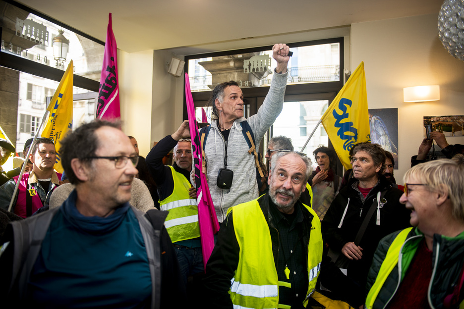 Les manifestants ont chanté à l'intérieur du café du Théâtre. © Guillaume FAUVEAU