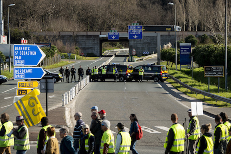 La police a empêché les manifestants de bloquer l'autoroute. © Guillaume FAUVEAU 