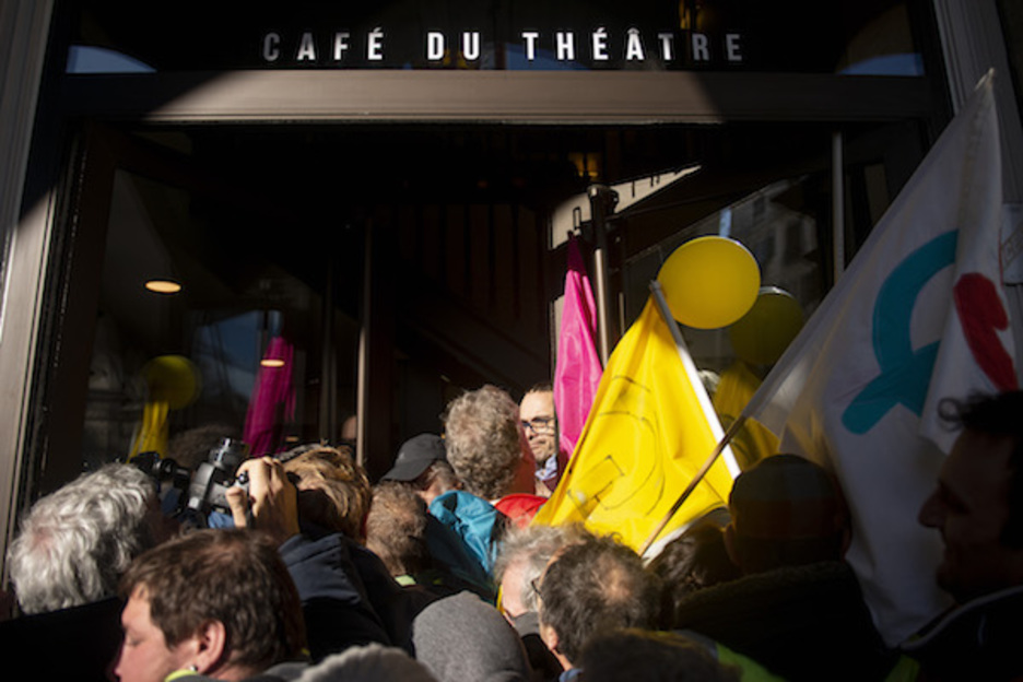  Les syndicats ne lâchent rien et poursuivent la mobilisation contre la réforme des retraites. Les manifestants ont pénétré au Café du Théâtre où des membres du partie LREM étaient réunis. © Guillaume FAUVEAU