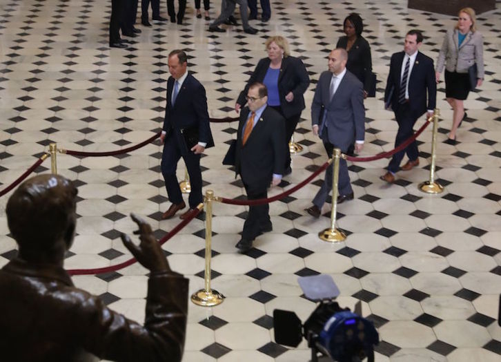 Los siete »managers» o fiscales llegan al Senado. (Mark WILSON/AFP)