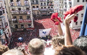Representantes de La Pamplonesa lanzaron el txupinazo en 2019. (Jagoba MANTEROLA / FOKU)