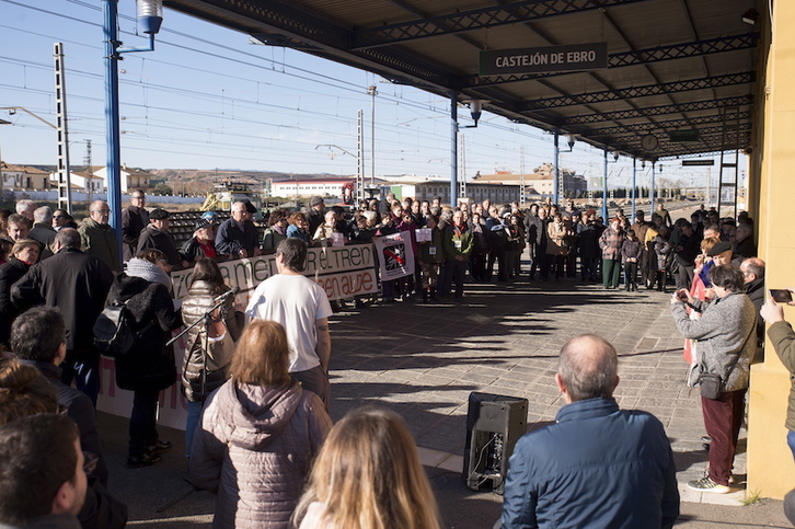Protesta en Castejón contra el cierre de la taquilla de Renfe. (Iñigo URIZ/FOKU)