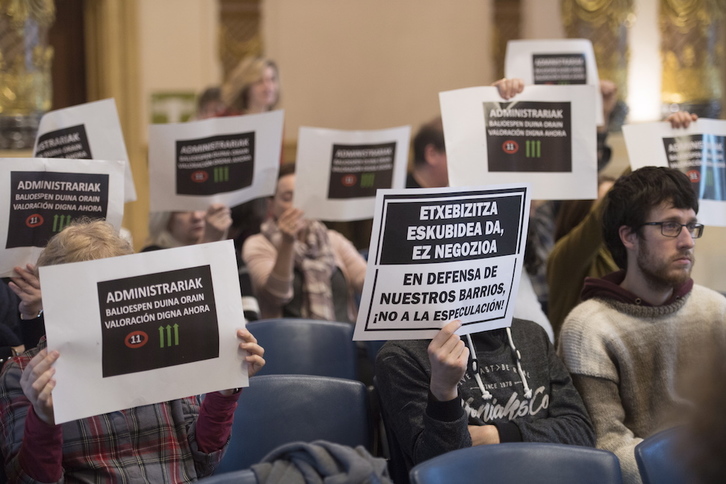 Etxebizitza turistikoei buruzko ordenantza onartu zen plenoan protesta egin zuten bizilagunek. (Juan Carlos RUIZ/FOKU)