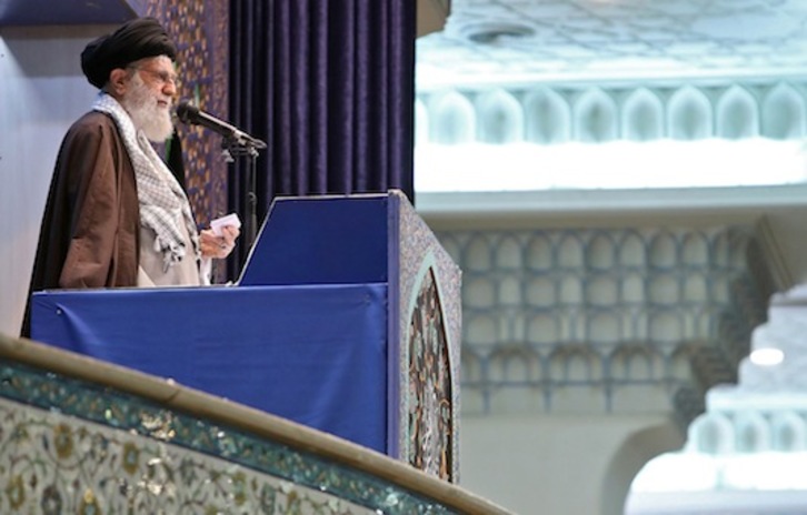 El líder supremo no dirigía el rezo del viernes en Teheran desde 2012. (AFP)
