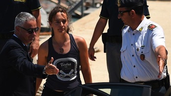 Carola Rackete, cuando fue detenida por la Policía italiana.