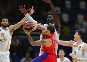 Mike James se topa con Youssoupha Fall. Por un lado y por el otro, los dos jugadores que han decidido el partido. (EUROLEAGUE.NET)