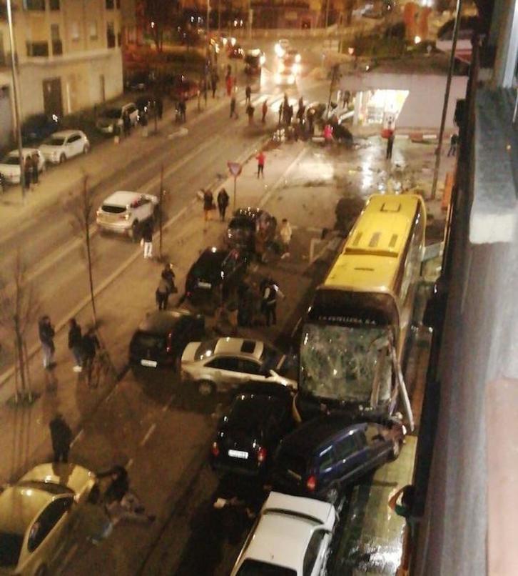 Imagen del autobús que ha colisionado contra varios vehículos en Lizarra. (GOBIERNO DE NAFARROA)
