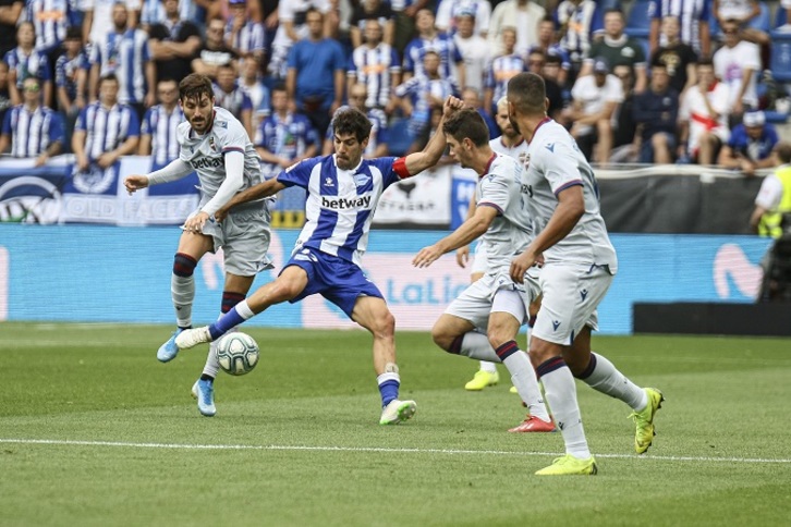 Manu García rodeado de rivales granotas en el partido de la primera vuelta. (Endika PORTILLO / FOKU)