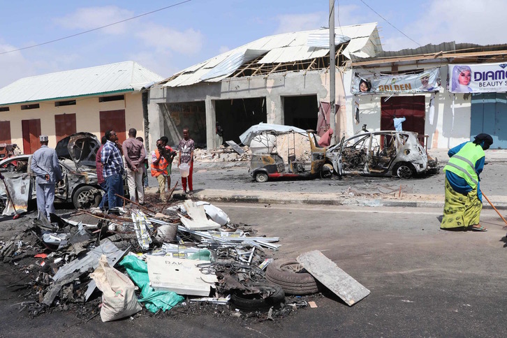 Otro coche bomba estalló el 8 de enero en las cercanías del Parlamento, en Mogadiscio. ( Abdirazak Hussein FARAH / AFP)