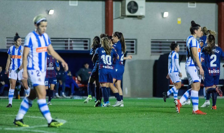 Las jugadoras granotas celebran el 3-0, que sentenciaba el partido. (Levante UD)
