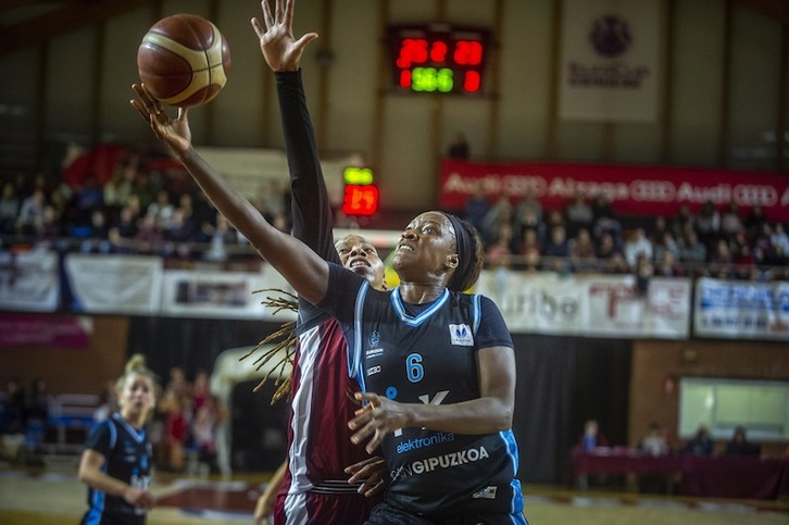 Imagen de archivo de Toch Sarr, una de las que mejor se ha fajado en la desgraciada derrota de IDK Gipuzkoa en su cancha. (Jaizki FONTANEDA / FOKU)