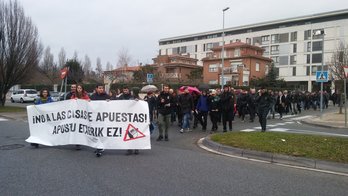 Manifestación en Berriozar contra las casas de apuestas.