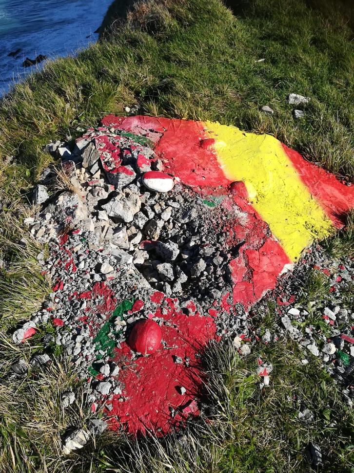 Los aatcantes han destruido el monolito y pintado una bandera española. (Sortu)