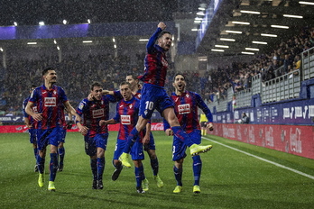 Los azulgranas celebran el gol de Expósito, que sentenciaba el partido. (Aritz Loiola/Foku)