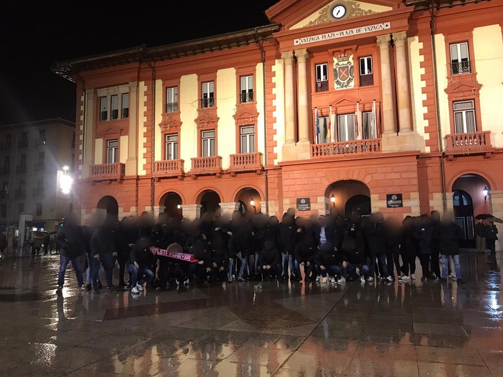 Seguidores del Frente Atlético ante el Ayuntamiento de Eibar.
